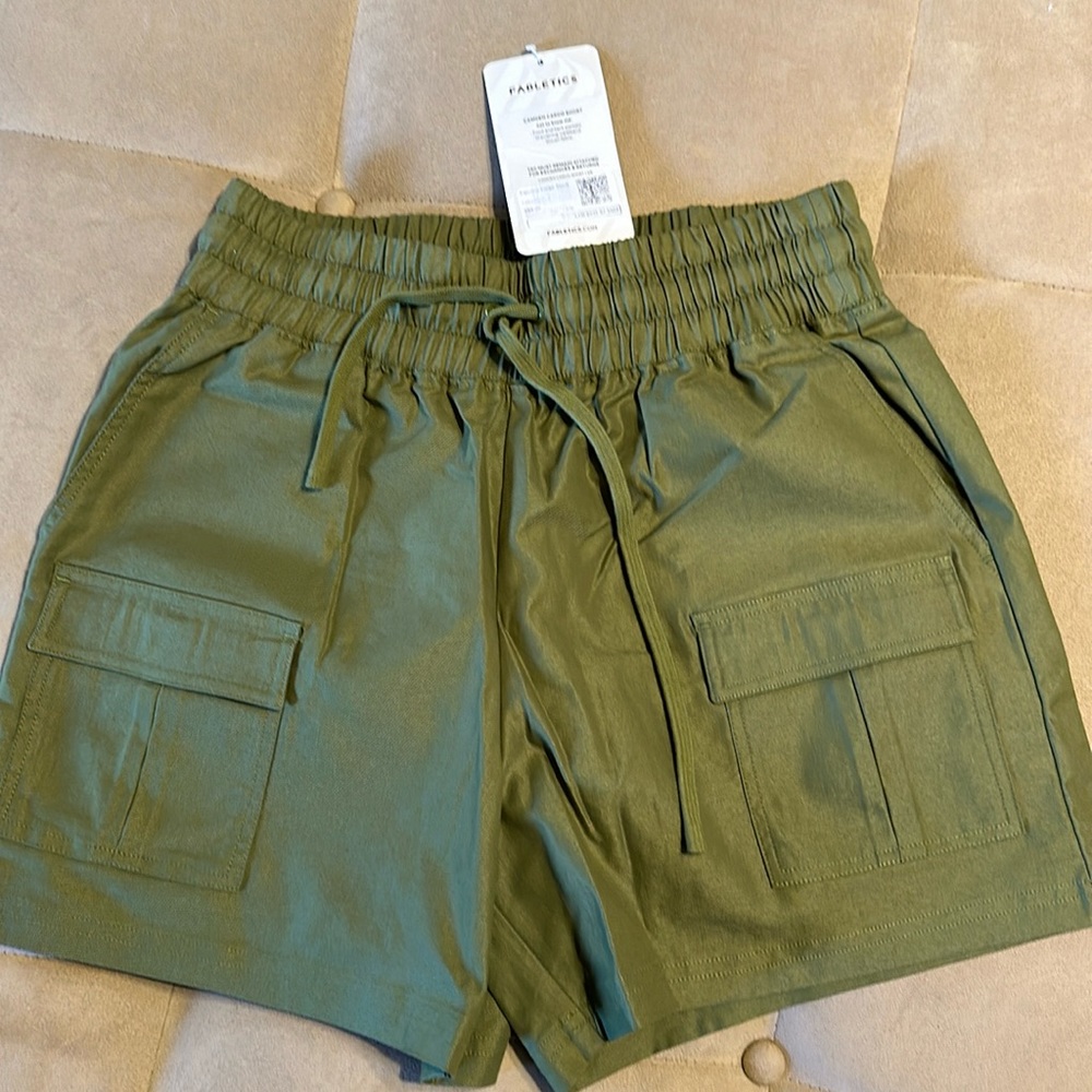 Fabletics Camden cargo shorts Sz Sm/6 NWT MSRP $60